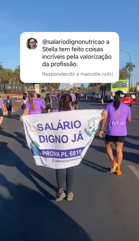 Caminhada com faixa pedindo salário digno na Esplanada